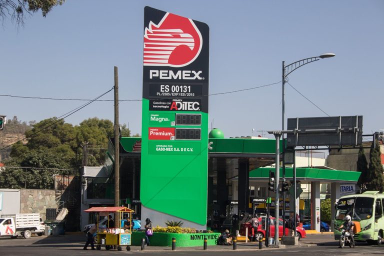 Rescate de PEMEX permite la reducción de precios de combustibles 