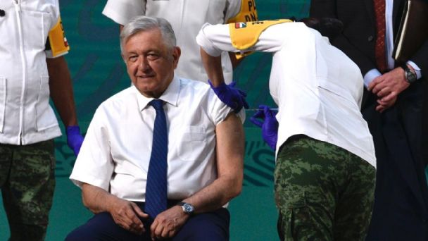 López Obrador recibe vacuna de AstraZeneca en la mañanera