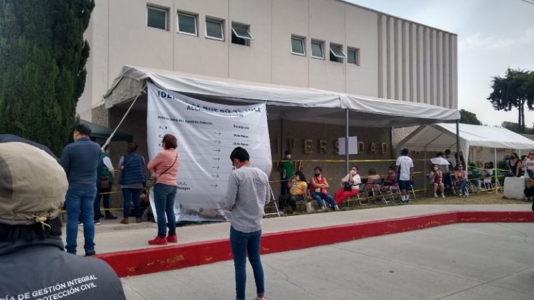 Detienen a dos sujetos que se disfrazaron de adulto mayor para ser vacunados en Coyoacán