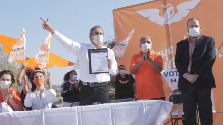 Gabriel Arellano firma ante notario que Veolia se va