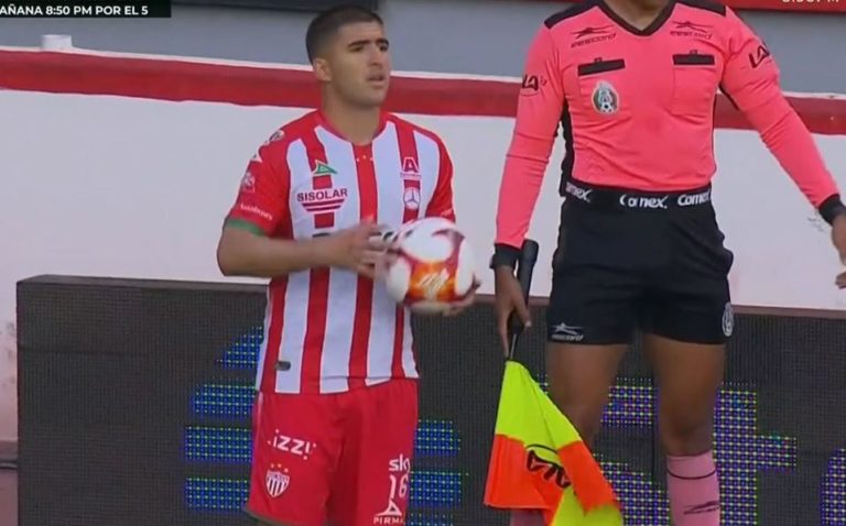 Jugador del Necaxa juega sin escudo en su playera, podría haber una multa por el descuido