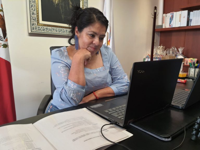 Mientras Félix Salgado agonizaba en el Tribunal, Nestora Salgado alzaba la mano