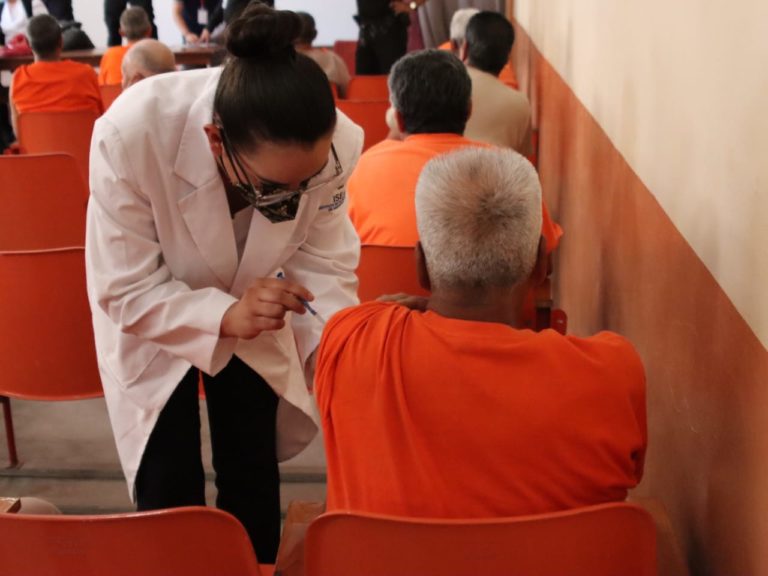 Ya pusieron las segundas dosis en personas mayores de 60 años en los Ceresos