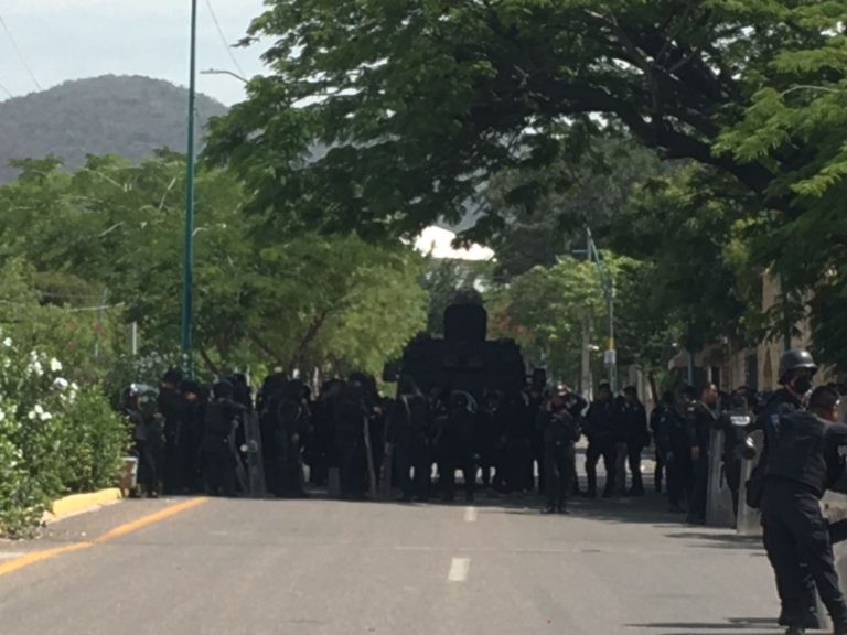 Con gases lacrimógenos desalojan a estudiantes de la Normal Rural Mactumatzá, en Chiapas