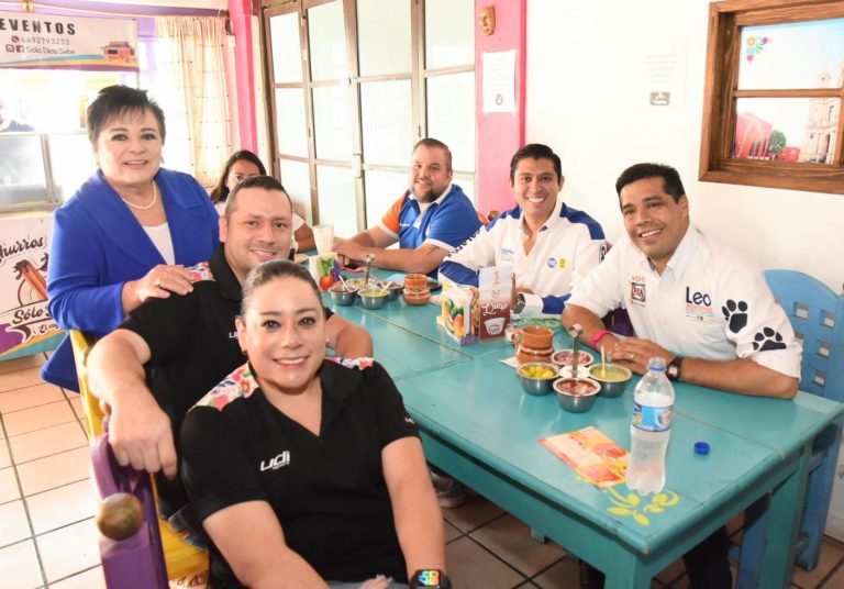 Leonardo Montañez visita restaurante en la capital de Aguascalientes