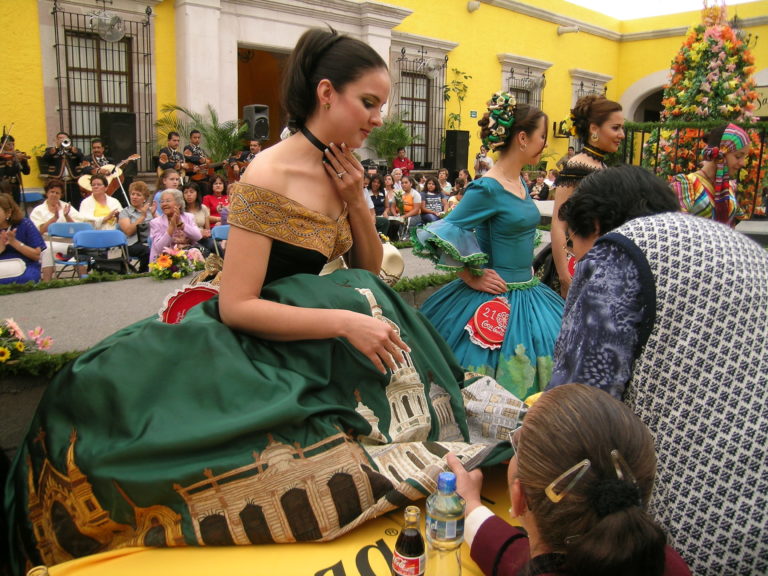 Concurso del rebozo y traje típico/ Imágenes de Aguascalientes 