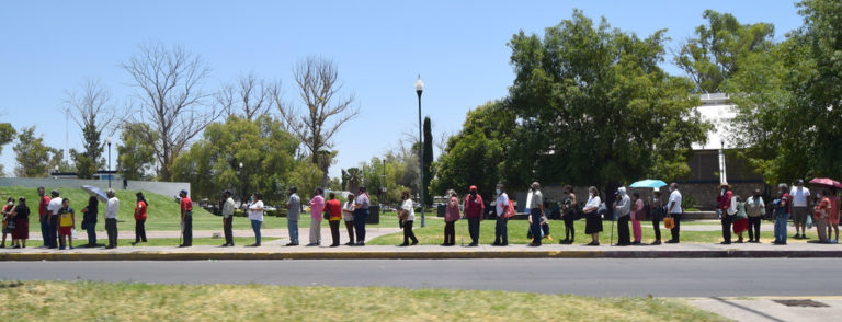 Con largas filas, siguen aplicando vacunas contra covid-19 en Aguascalientes