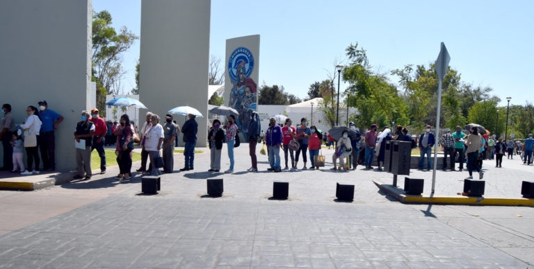 Largas filas por ser vacunado