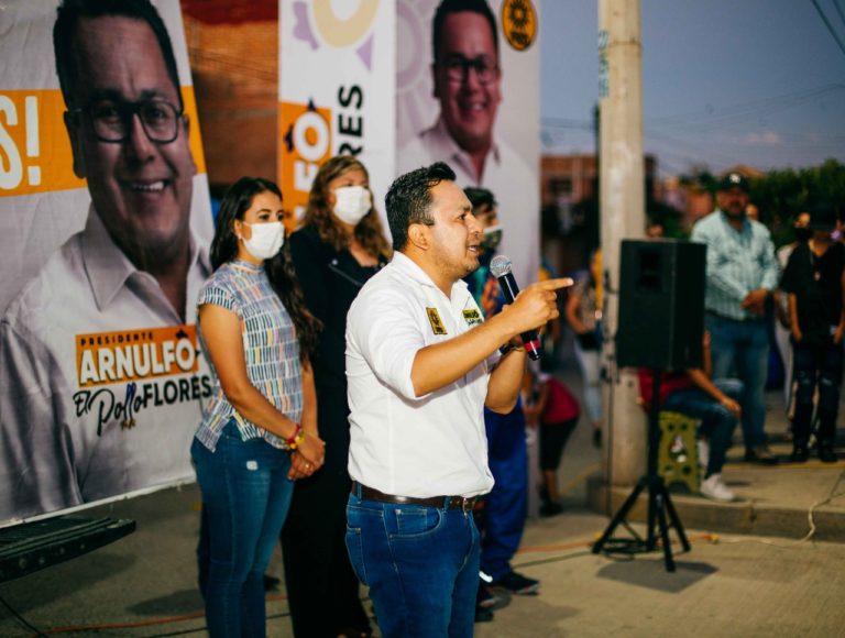 Alcalde a la alcaldía de Pabellón de Arteaga promete agua purificada gratuita