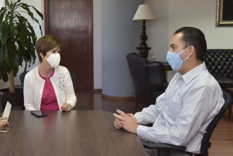 DIF Estatal y Sedec buscan mejorar economía de adultos mayores empacadores en Aguascalientes