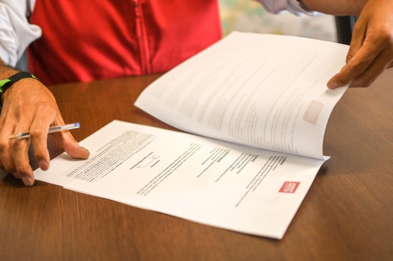 Candidato a la alcaldía de Jesús María firma propuestas ante notario   