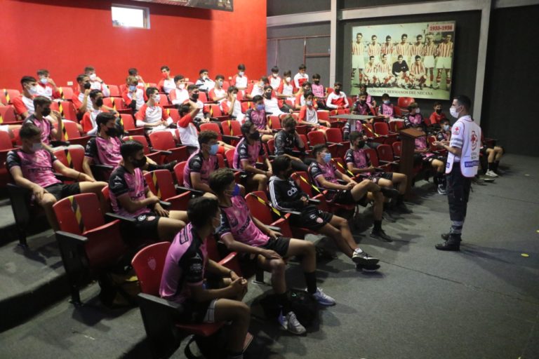 Cruz Roja ofrece conferencia a jugadores de fuerzas básicas del Necaxa