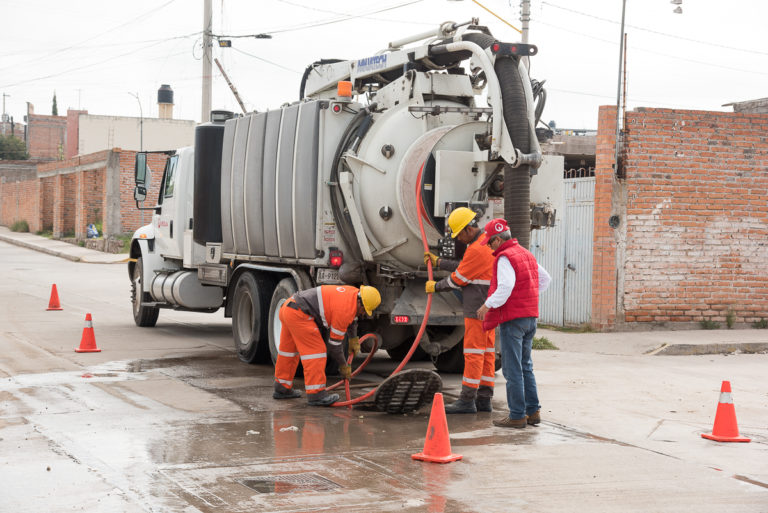 Refuerza Veolia trabajos de mantenimiento a la red de alcantarillado sanitario 
