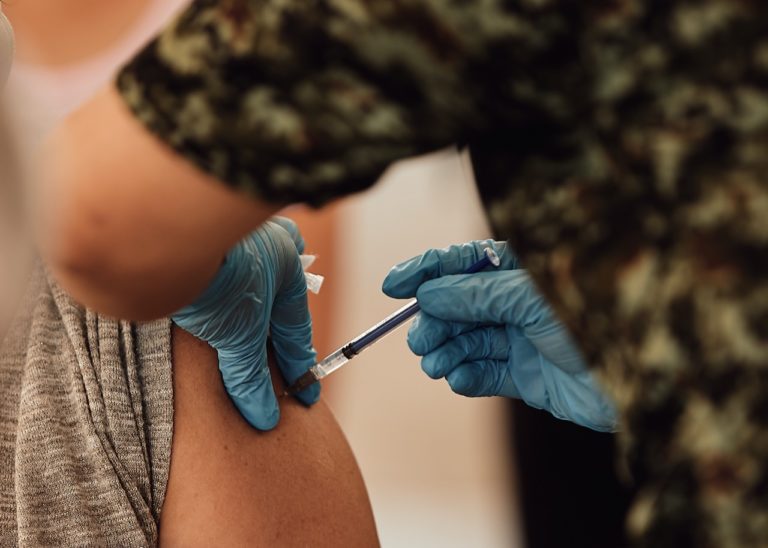 Supervisa gobernador vacunación contra covid-19 en Pabellón de Arteaga 