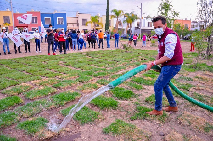 Arturo Ávila instaló áreas verdes en Misión Santa Lucía