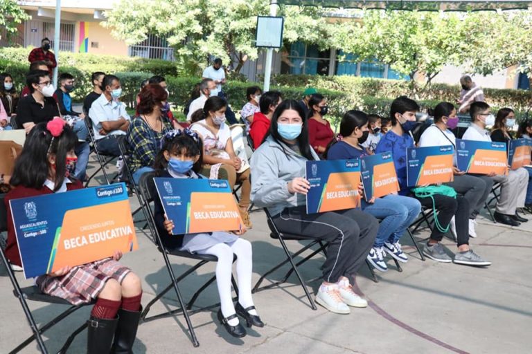 IEA entrega tres mil becas a alumnos y alumnas de Aguascalientes
