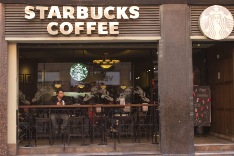 Pandemia ayuda a tiendas de abarrotes, para expansión de OXXO y Starbucks