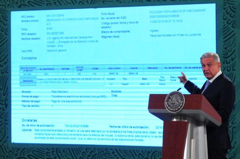 AMLO exhibe contrato del INE con Krauze por 2 mdp y otro del TEPJF con Aguilar Camín por 2.4 mdp