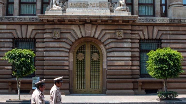 Banxico mantiene tasa de interés en 4%; alerta de entorno “altamente incierto”