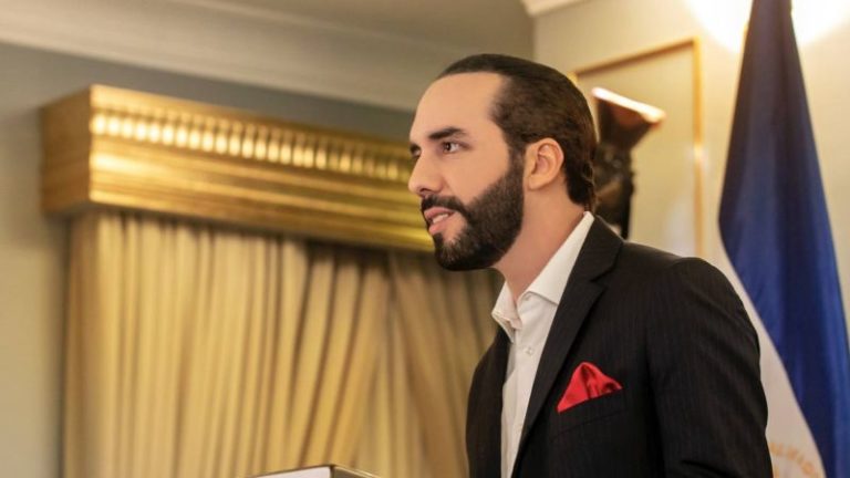 Nayib Bukele advierte que seguirá removiendo servidores públicos: “Se van. Todos”