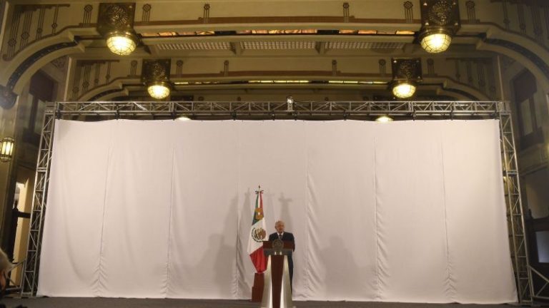 AMLO convierte la mañanera en festival por el Día de las Madres