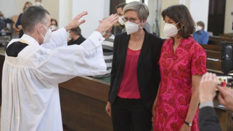 Iglesia católica en Alemania ofrece sus bendiciones a parejas del mismo sexo