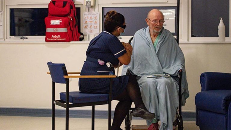 Murió William Shakespeare, el primer hombre en recibir la vacuna contra el covid