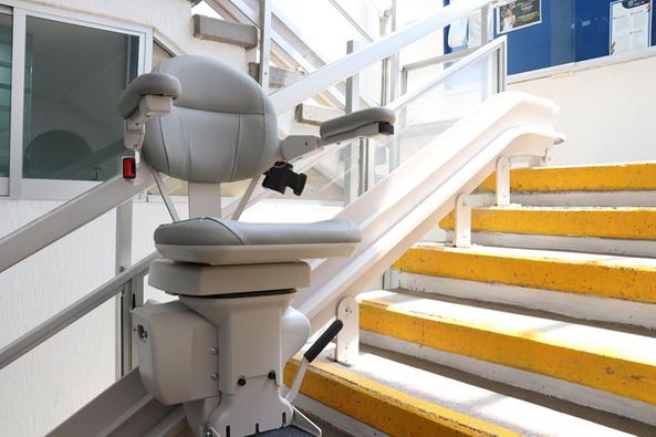 Instalan infraestructura para facilitar la movilidad de personas con discapacidad en el edificio central del IEA