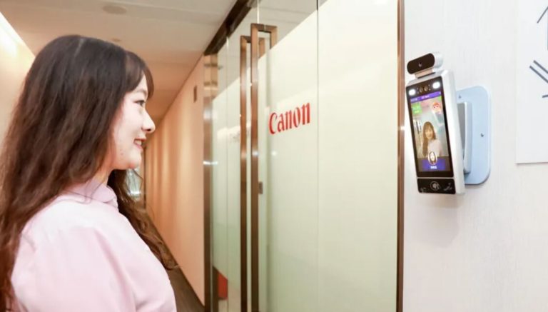 Empleados de Canon en China deben mostrar rostros sonrientes para poder entrar a las oficinas