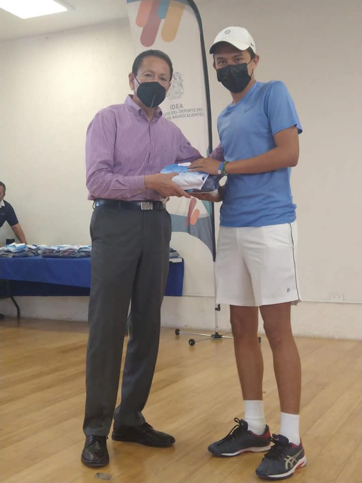 IDEA entregó uniformes a la delegación de tenis de Aguascalientes
