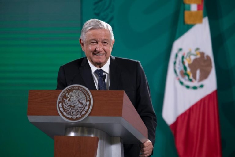 López Obrador anuncia que esta semana saldrá su nuevo libro A la mitad del camino