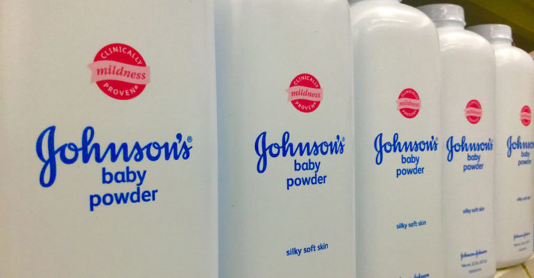 Johnson & Johnson pagará 2 mil 100 millones de dólares por daños y perjuicios causados por talco cancerígeno