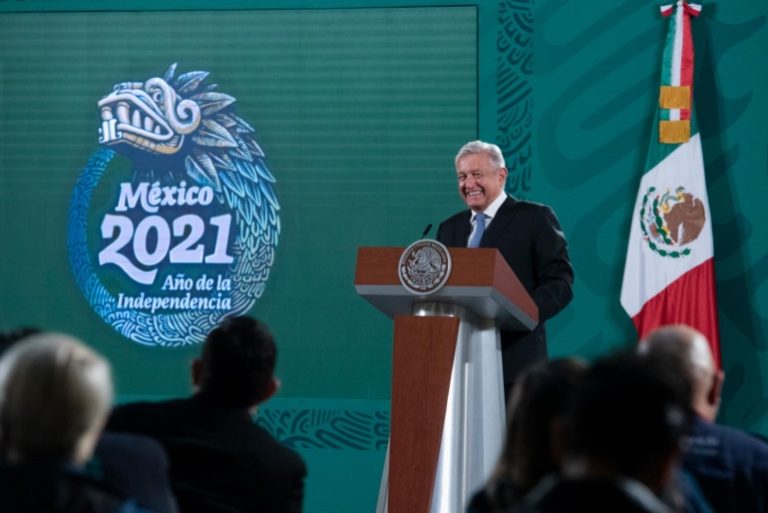 López Obrador elogia la elección por usos y costumbres en Ayutla
