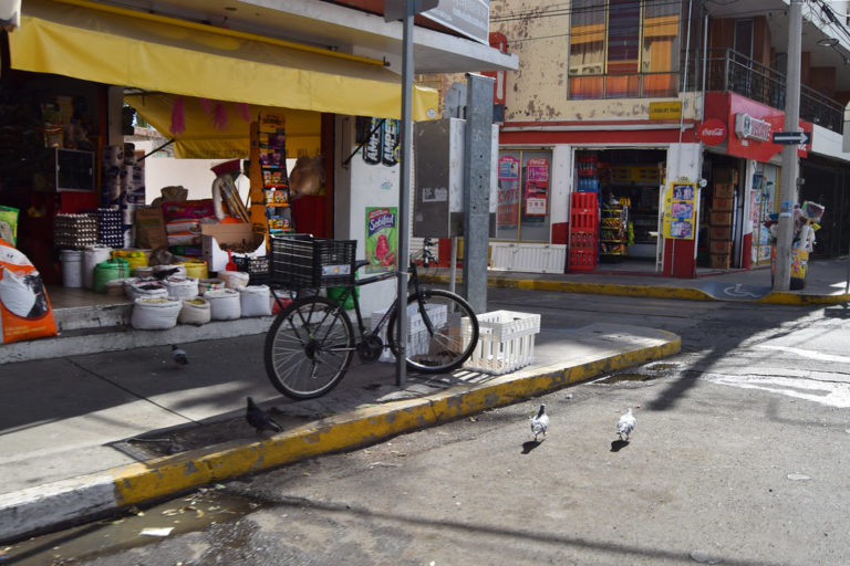 Pinta de fachadas es un apoyo superficial para abarroteros de Aguascalientes