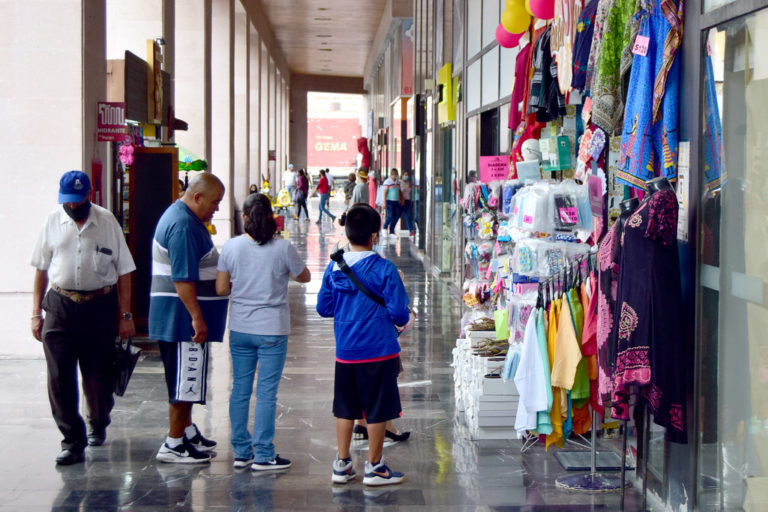 Tras el regreso a clases, han aumentado las ventas en los comercios del centro de Aguascalientes