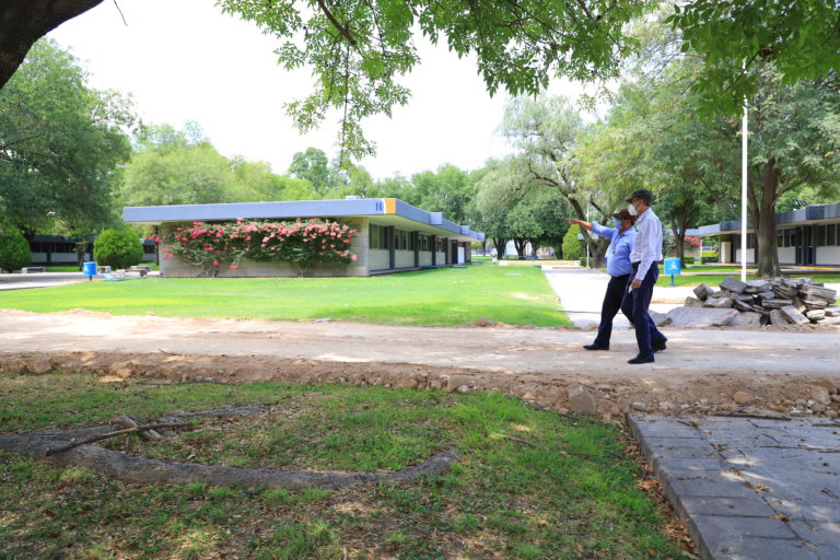Rector de la UAA supervisa avance de obras en el campus central