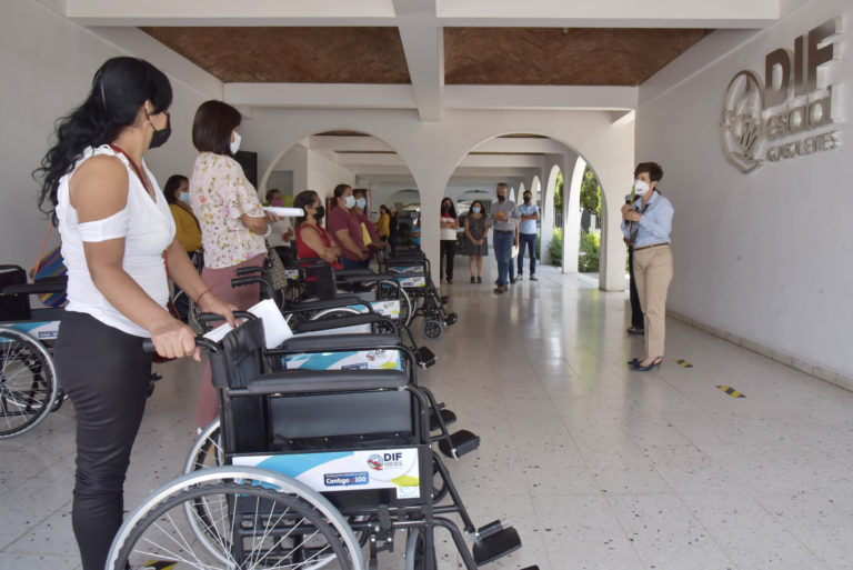 DIF de Aguascalientes entregó sillas de ruedas