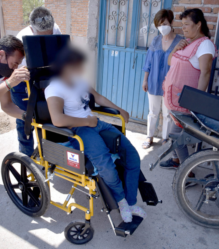 DIF Estatal entregó silla de ruedas