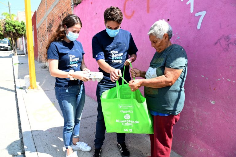 DIF Municipal y UCA llevan víveres a adultos mayores en situación vulnerable