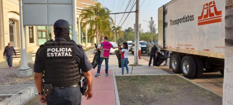 Resguarda SSPE a personal del IEE que entrega material electoral