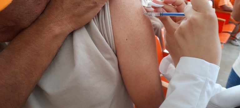 Aplican vacuna contra covid-19 a personas de 30 a 39 años en Cepes   