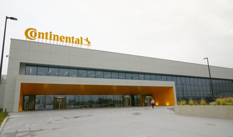 Gobernador de Aguascalientes visitó la planta de Continental