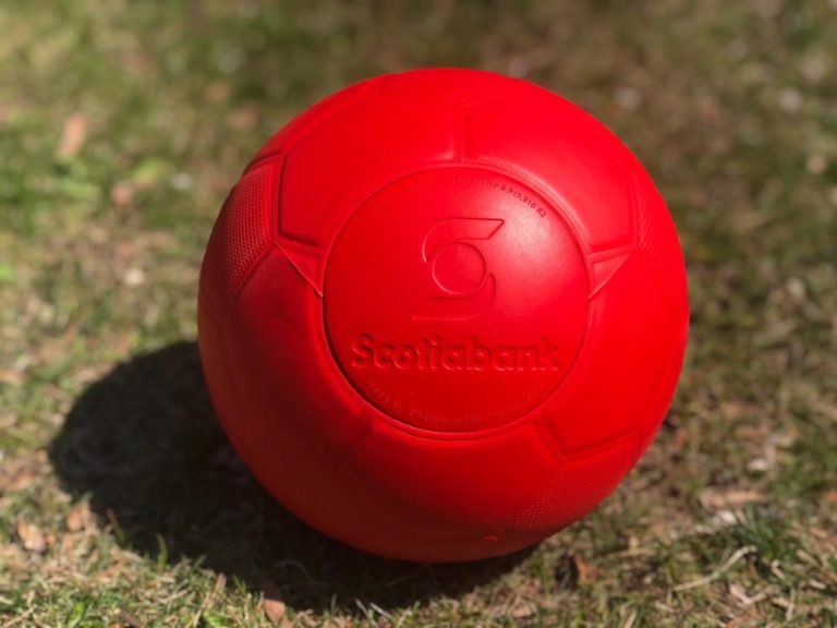 Scotiabank entrega a jóvenes de Aguascalientes balones rojos indestructibles