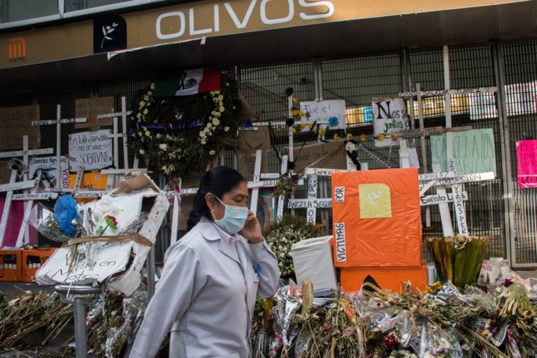 Gobierno de la CDMX entrega 40 casas a familiares de víctimas de Línea 12 del Metro