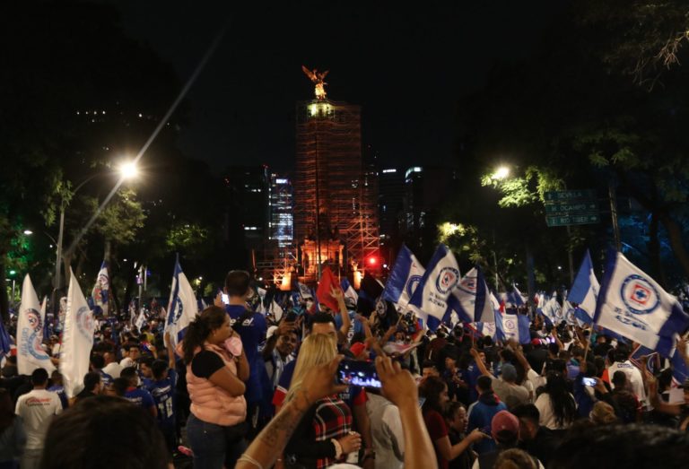 Feministas critican festejos de afición de Cruz Azul; esas no son las formas, dicen