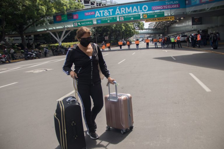 Padres de niños con cáncer bloquean acceso al AICM para exigir medicamentos oncológicos