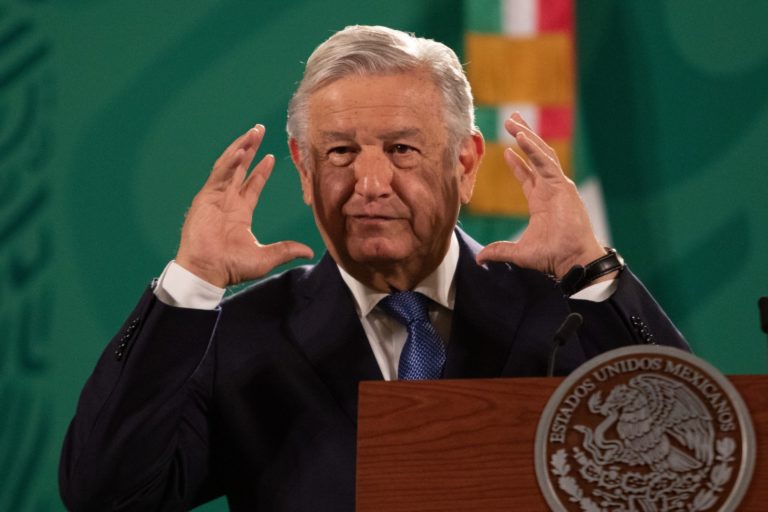 AMLO anuncia los Tianguis del Bienestar para vender ropa y calzado decomisados en zonas pobres