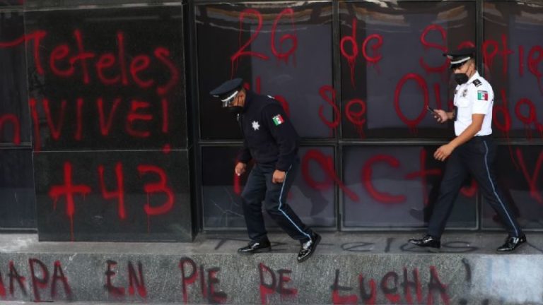 Normalistas de Ayotzinapa y Chiapas protestan en FGR con pintas y cohetones