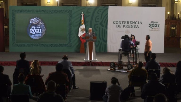 Conservadores están muy menguados de liderazgos, en la 4T hay hasta para tirar para arriba: AMLO