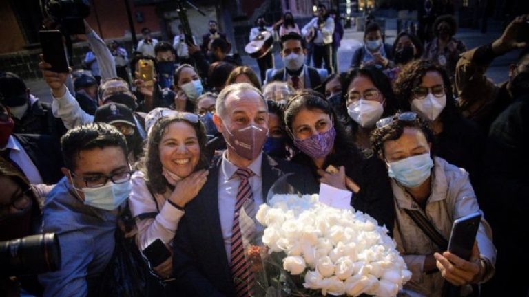 “Tantita madre”, le reclama Sergio Mayer a López-Gatell por su despedida con mariachi